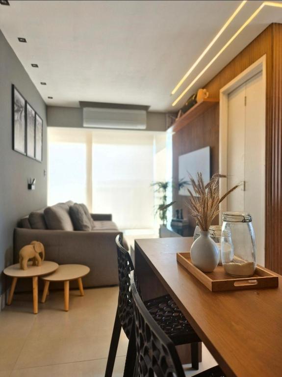 a living room with a table and a couch at APTO 42M l 7 km Alphaville in Osasco