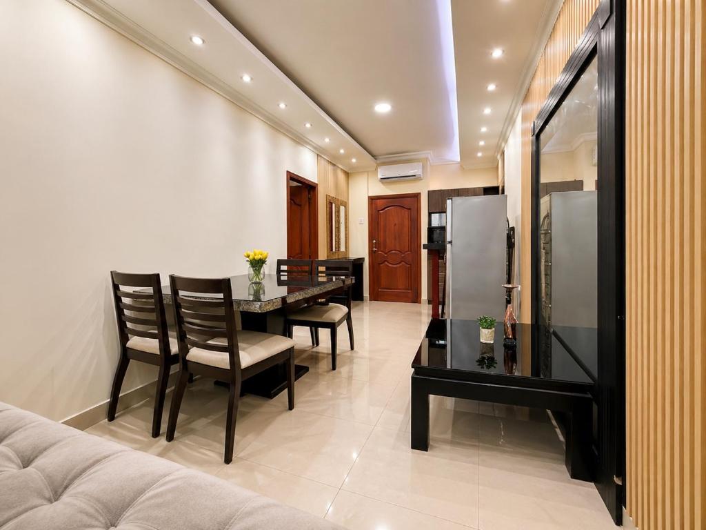 a dining room with a table and chairs at Suite Matrimonial con Piscina Desayuno Ambiente Exclusivo in Machala