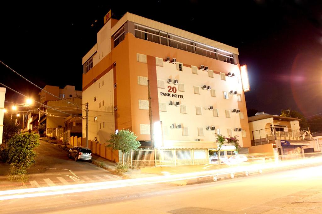 a building with a sign on the side of it at night at Vinte Park Hotel in Bragança Paulista