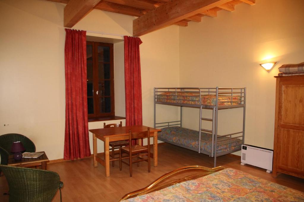 Una cama o camas en una habitación de Gite d'Etape Ascou La Forge