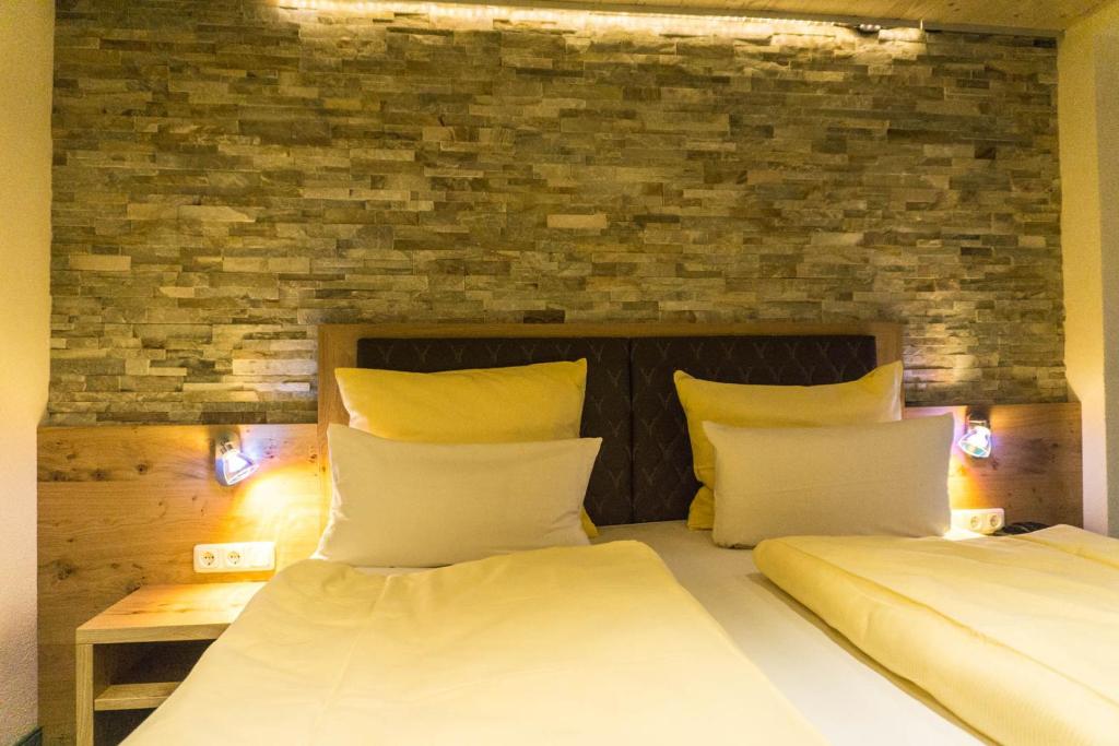 Postel nebo postele na pokoji v ubytování Wanderhotel Grüner Baum