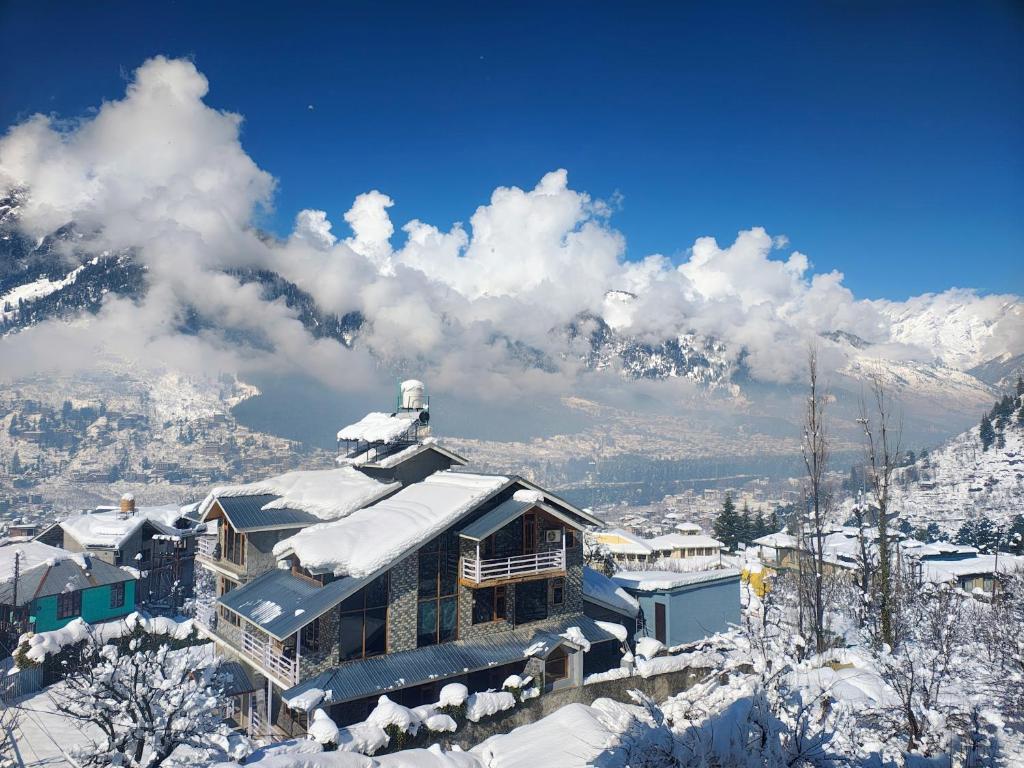 a house on top of a snow covered mountain at Shasha in Manāli