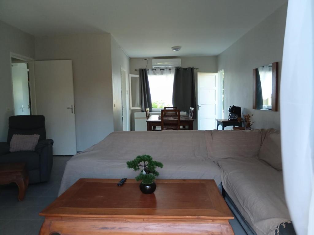a living room with a couch and a table at App F4 Kone centre RDC Tel 7O 55 O8 in Koné