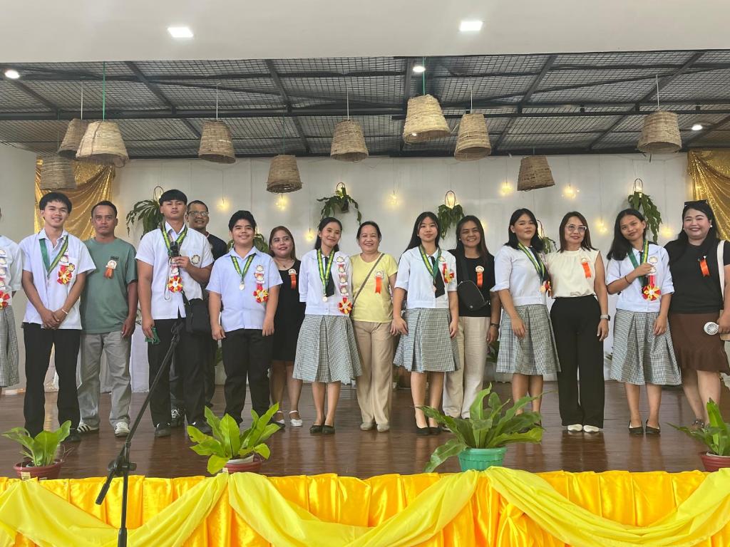 a group of people posing for a picture with their awards at Ālon in Linukso