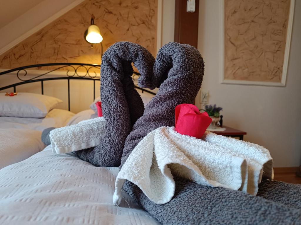 a pile of towels sitting on top of a bed at Margaréta Panzió in Sárospatak