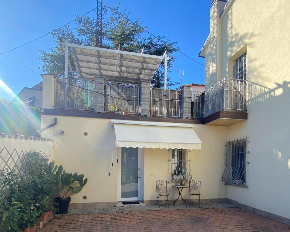a house with a balcony with a table and chairs at Le Cupe in Corciano