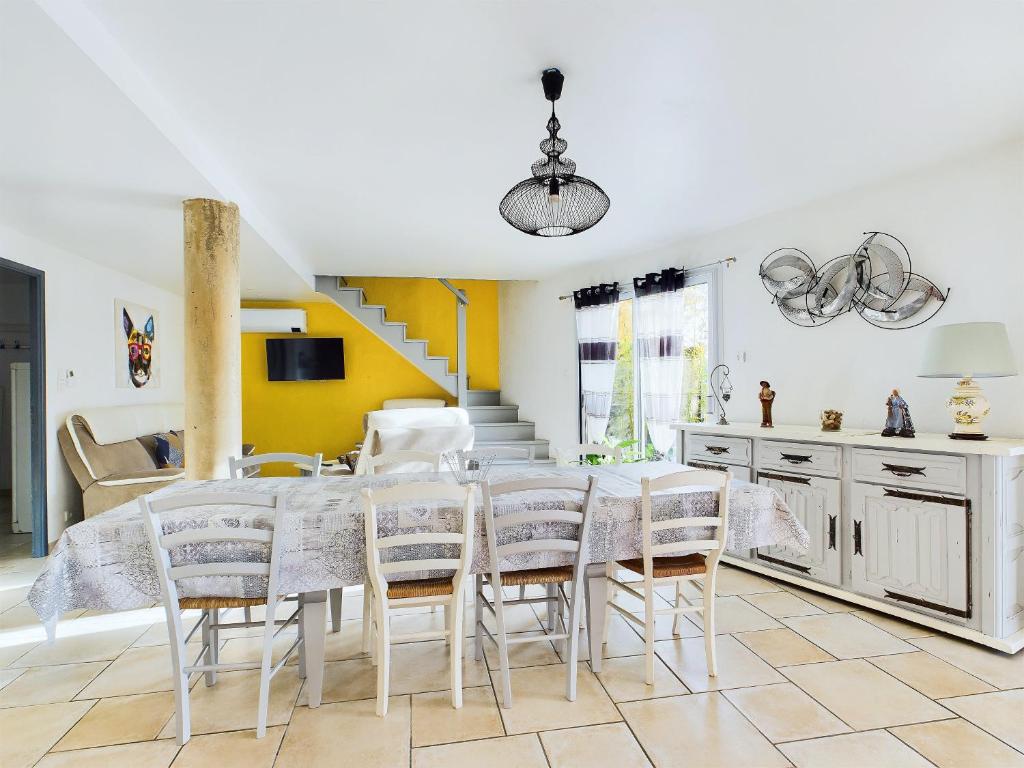 a kitchen and dining room with a table and chairs at Gîtes de l'Esquirou in Lagorce