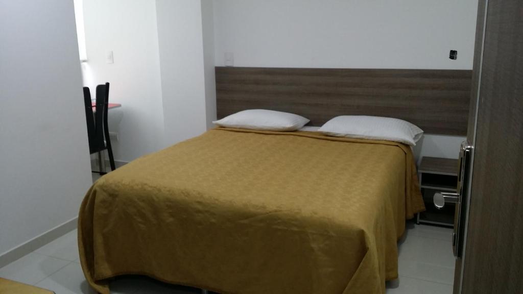 1 dormitorio con 1 cama con 2 almohadas en A Bogota On Holidays by Open - HOTEL, en Bogotá