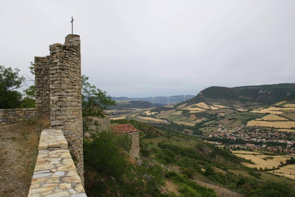 a stone tower on the side of a hill at Tour médiévale in Saint-Georges-de-Luzençon