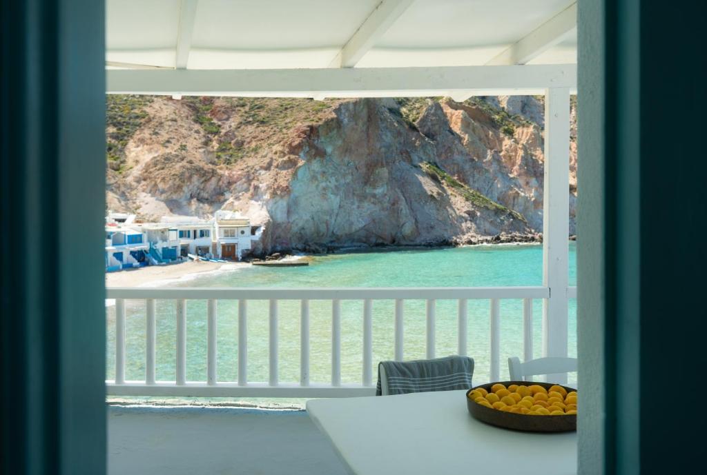 a view of a beach from a table with a bowl of fruit at Thavma Kalosyni in Firopótamos