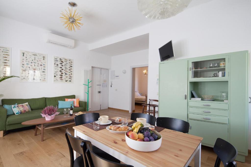 a living room with a table with a bowl of fruit on it at Appartamento Vela Verde in Sestri Levante