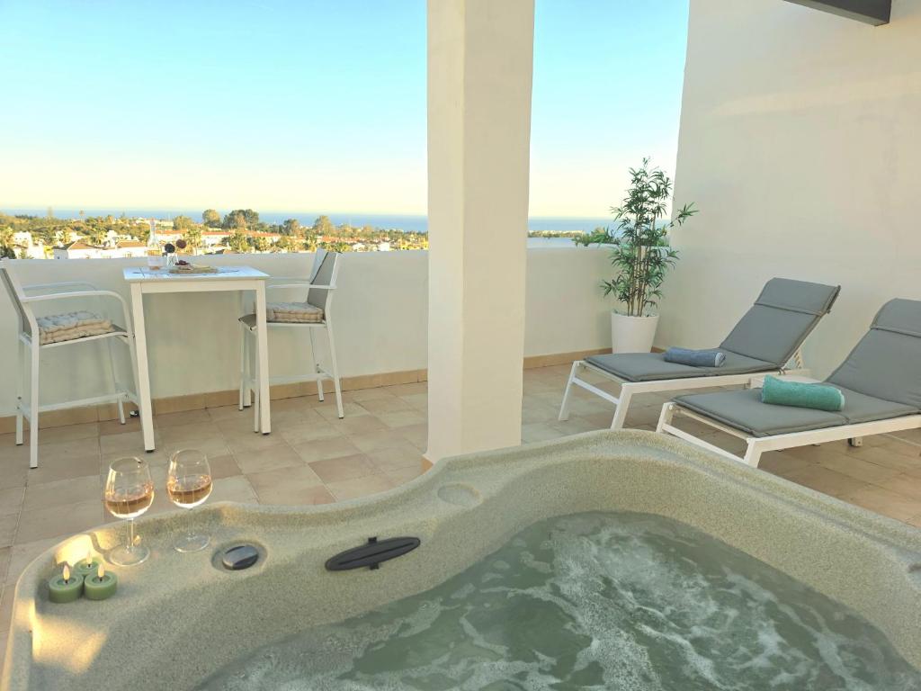 Luxurious penthouse - private jacuzzi, sea views and big terras