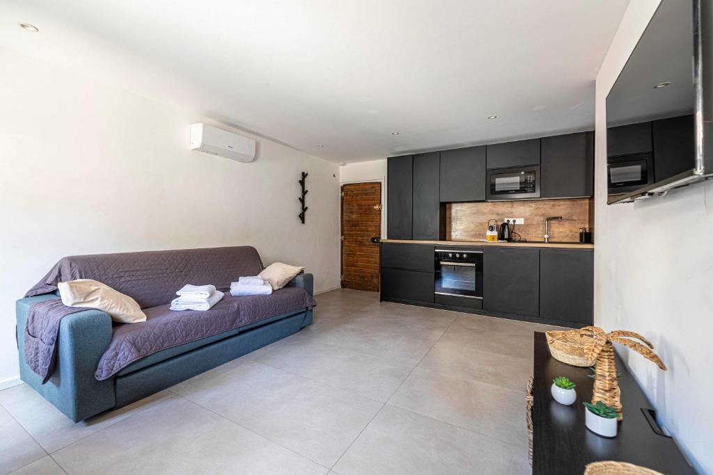 A C flat 1BDR 4P in the heart of Cannes – Old Port