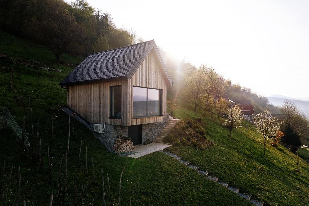 ein kleines Haus auf einem Hügel in der Unterkunft Riverview cabin in Straža
