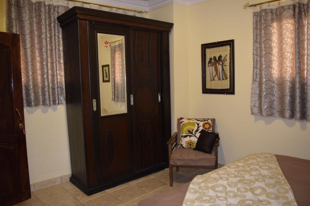 Pyramids Overlook Inn - 2