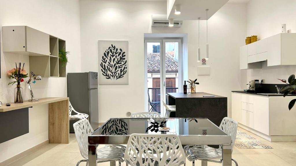 a kitchen and dining room with a table and chairs at Civico5 - Spazioso appartamento 110 mq a Cefalù in Cefalù