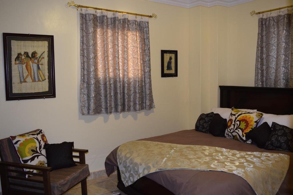 Pyramids Overlook Inn - 1