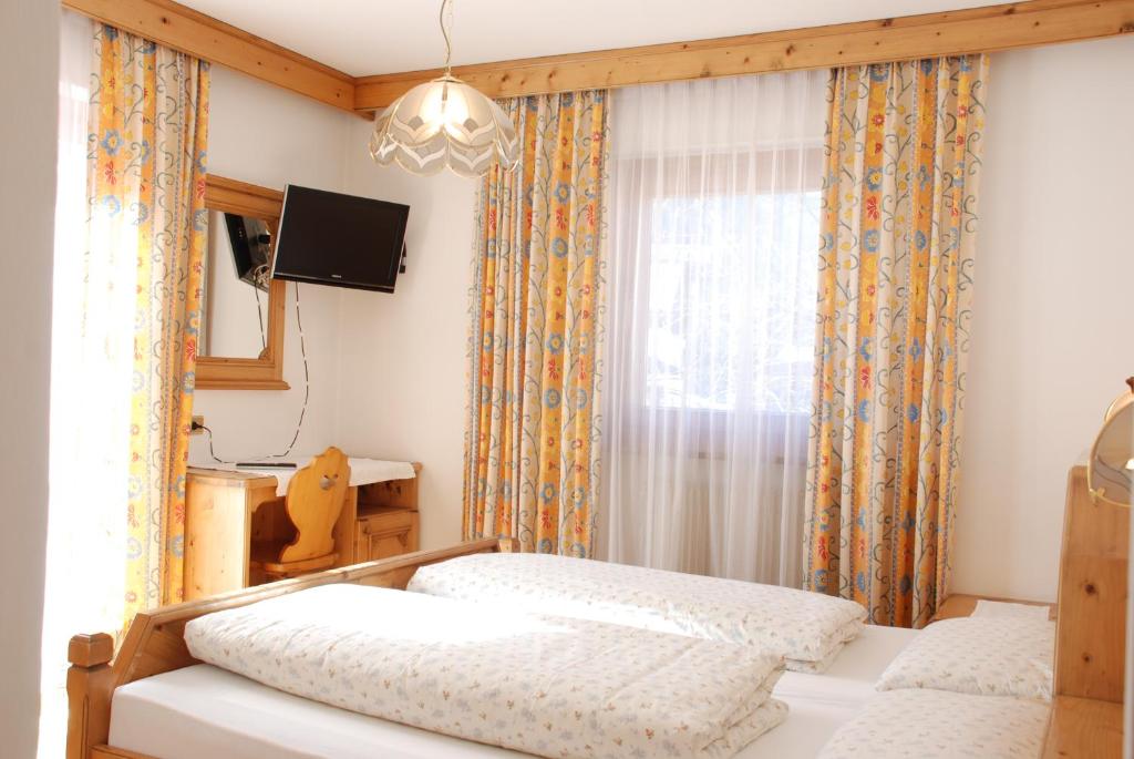 Postel nebo postele na pokoji v ubytování Garni Cristallo