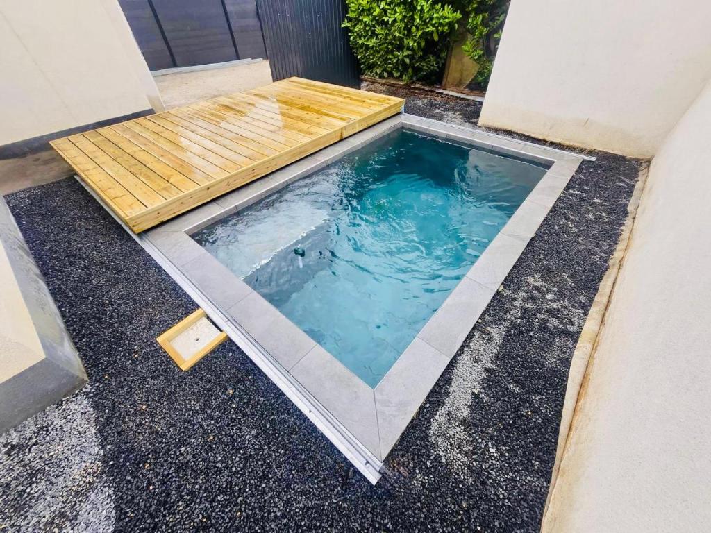 a small pool of water in the middle of a building at Maison de standing climatisée in Lattes
