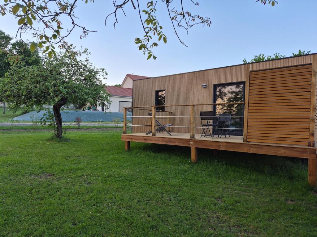 a modular house with a deck in a yard at TREE LODGY - LE CHARME - Nouveau espace bien être disponible in Ray-sur-Saône