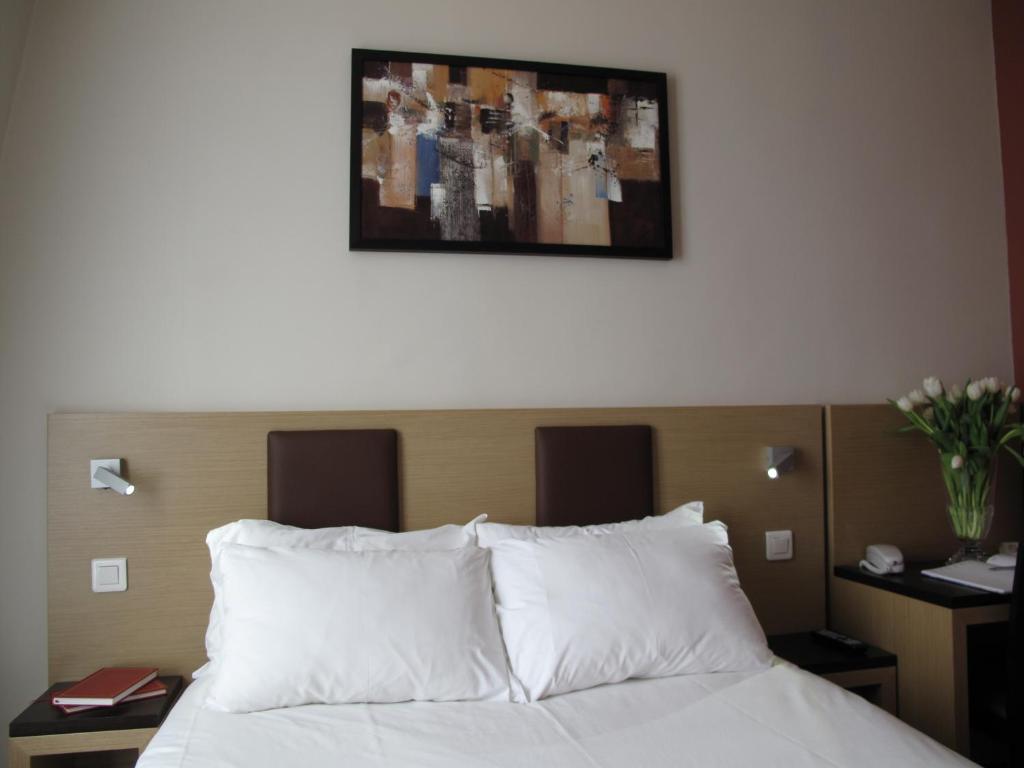 Voodi või voodid majutusasutuse Source Hôtel toas