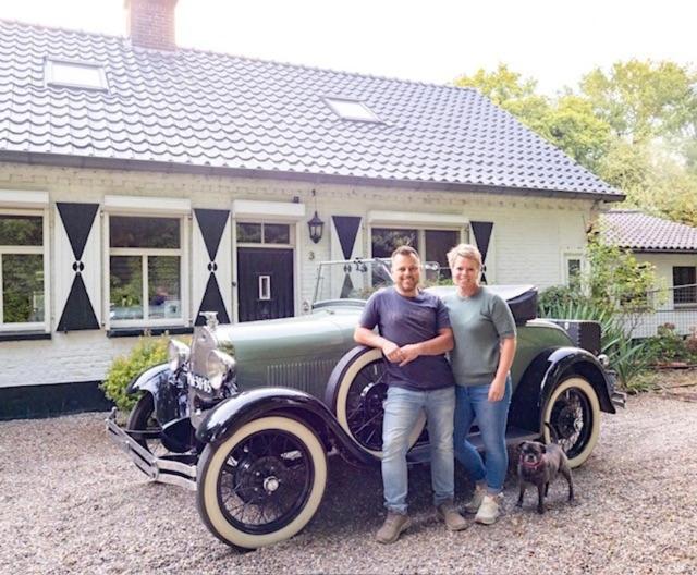 two men are standing in front of an old car at B&B Itterhoeve in Neeritter
