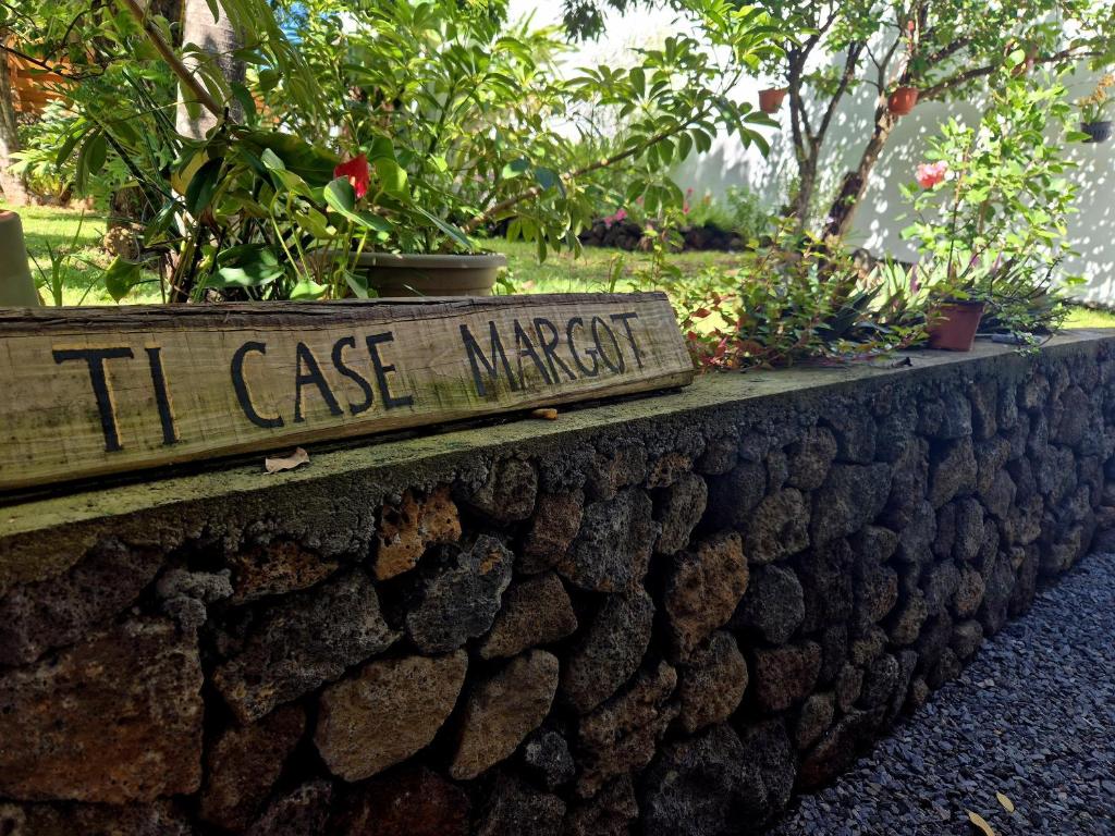 a stone wall with a sign that reads it case marden at Ti case Margot - Maison avec piscine à Manapany in Saint-Joseph