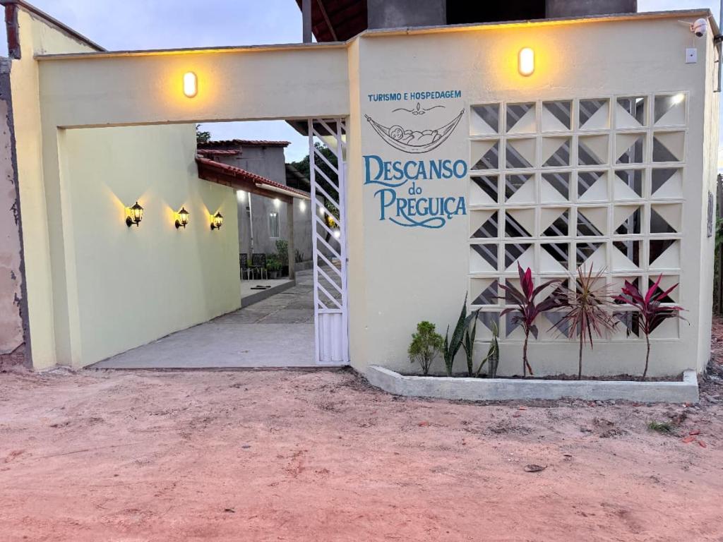 a gate to the entrance to a resort with a sign at Pousada Descanso Do Preguiça in Barreirinhas