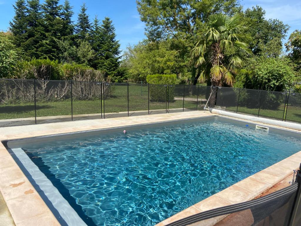 a swimming pool in a yard with a fence at Maison 10 pers avec piscine Proche chalon et Beaune in Oslon