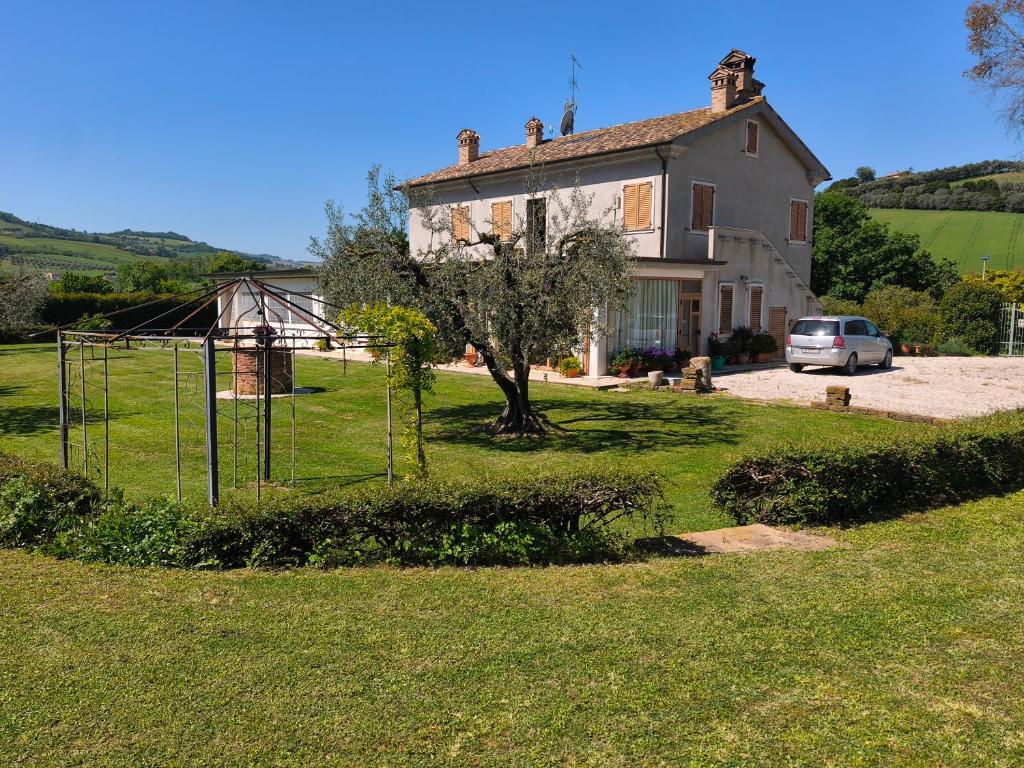 a house with a fence in front of a yard at B&B La Tenuta del Conte in Fermo