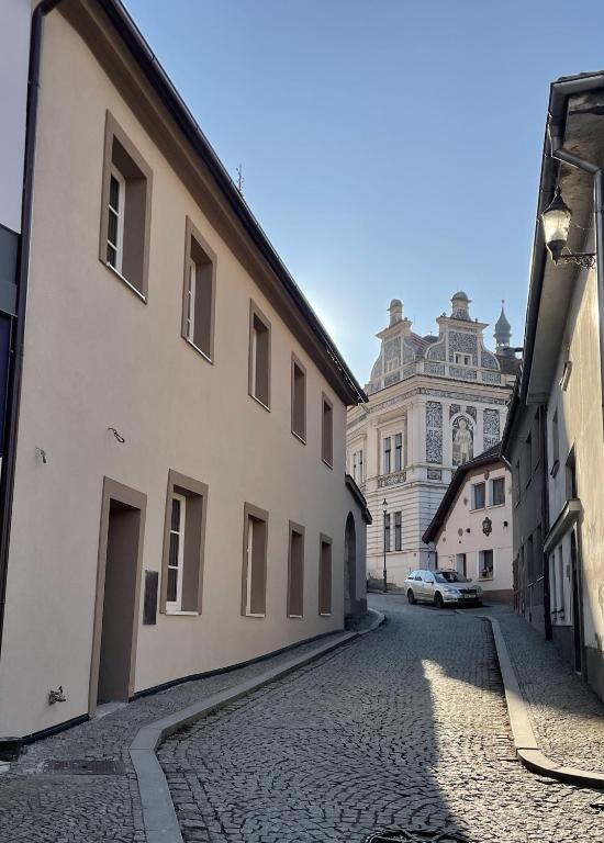 a cobblestone street in a city with a building at Dvorek110 in Roudnice nad Labem