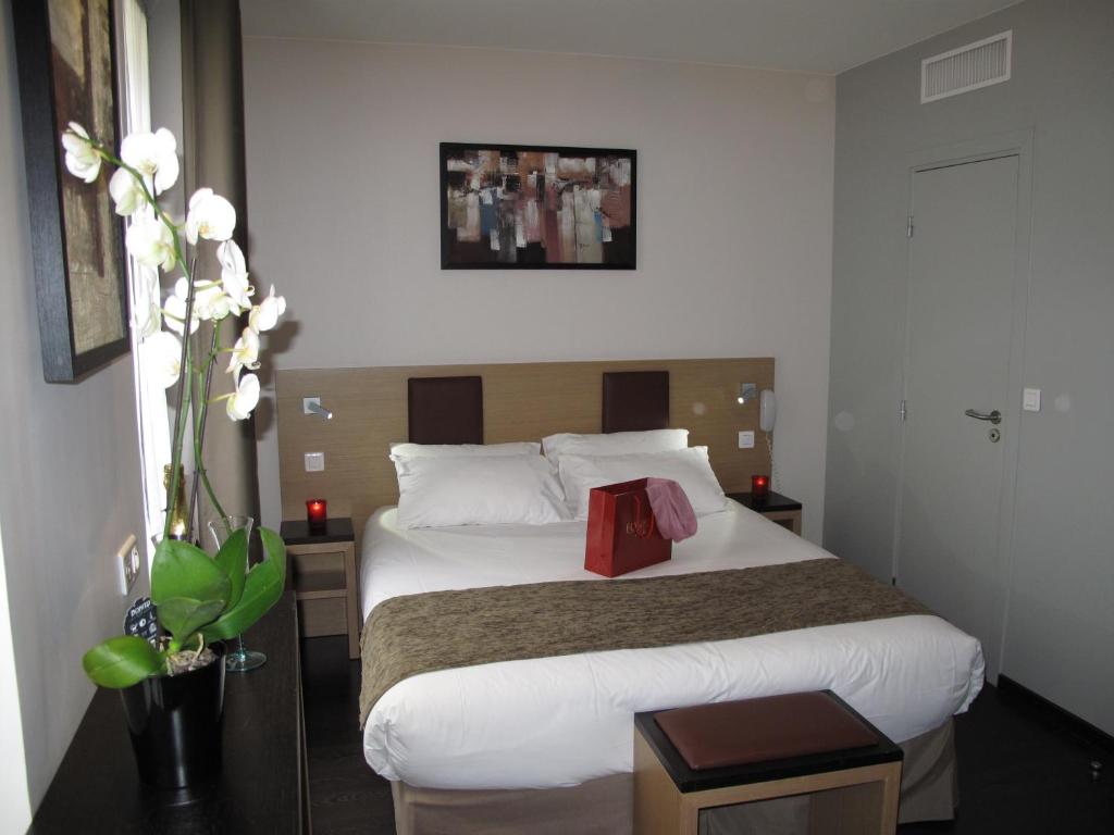 Voodi või voodid majutusasutuse Source Hôtel toas