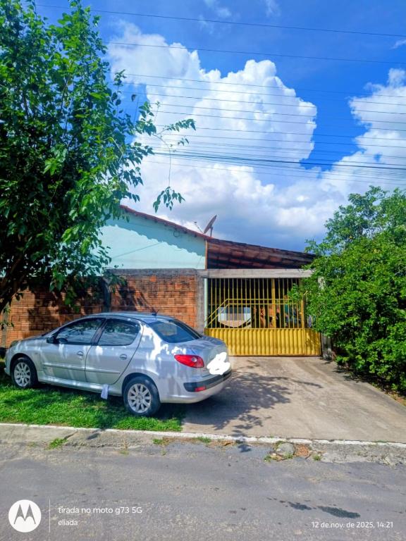 a silver car parked in front of a house at Aluguel de Quarto em uma casa in Cavalcante