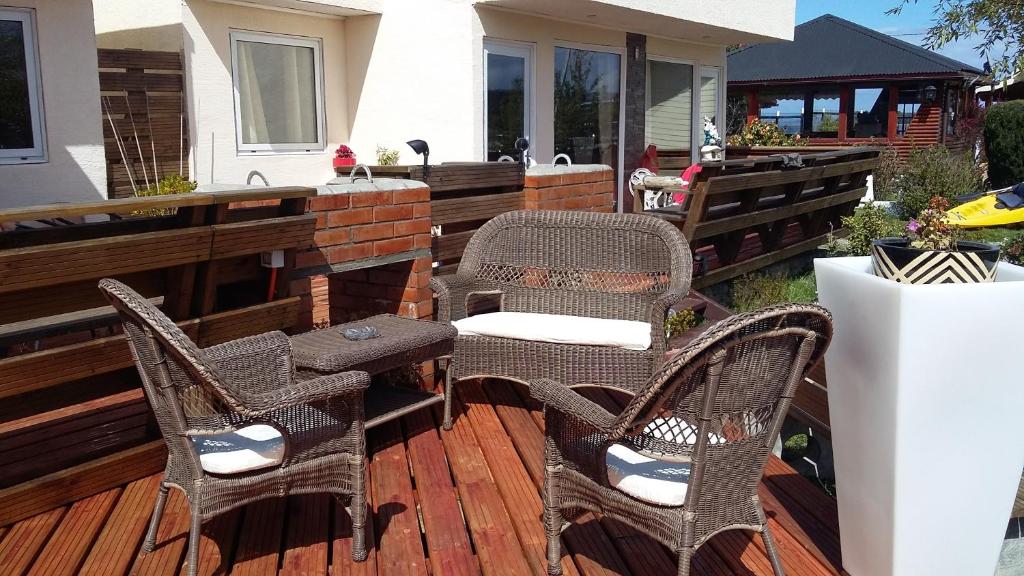 un patio con mesa y sillas en una terraza en Cabañas Rincon Austral, en Puerto Montt