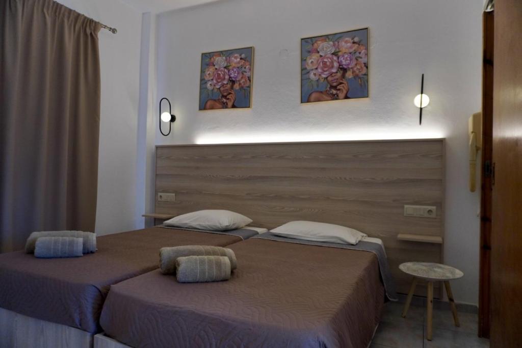 zwei Betten in einem Hotelzimmer mit zwei Betten in der Unterkunft Archodia Studios in Kefalos