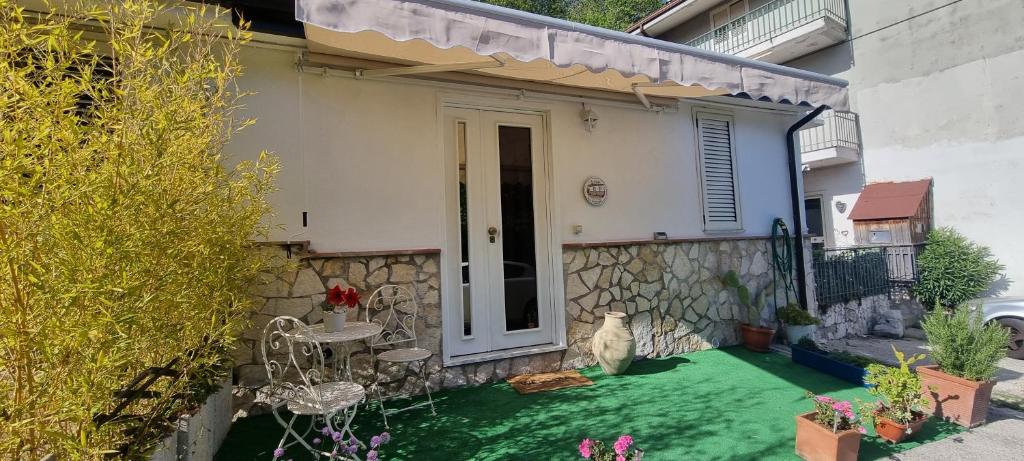 a house with a green lawn in front of a door at La Casetta in Monteforte Irpino