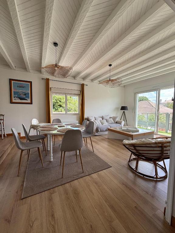 a living room with a table and a couch at Appartement Bassin d' Arcachon in La Teste-de-Buch