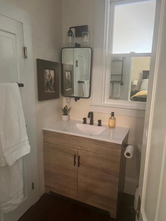 Broad Street Inn - Deluxe King Room