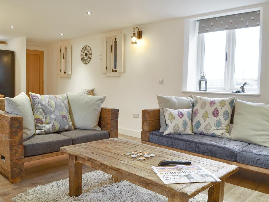 a living room with a couch and a coffee table at Ey Up - Uk11447 in Skipsea