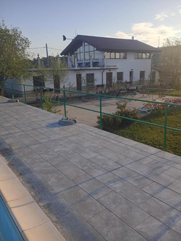 ein Tennisplatz vor einem Gebäude in der Unterkunft edera in Vaslui