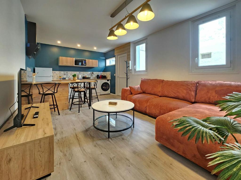 a living room with a couch and a table at Le Tom de Libourne in Libourne