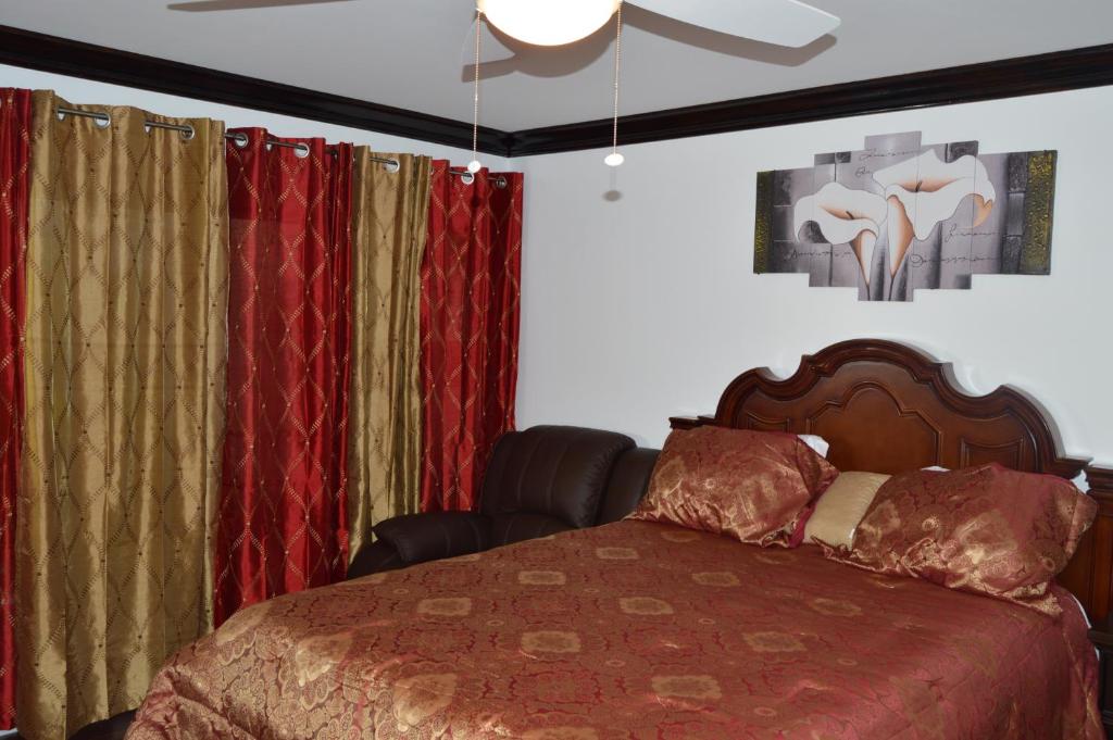 A bed or beds in a room at Lakeview Studio Apartments On Golf Course