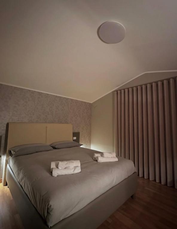 a bedroom with a bed with two towels on it at Casa Olivastri in Treglio