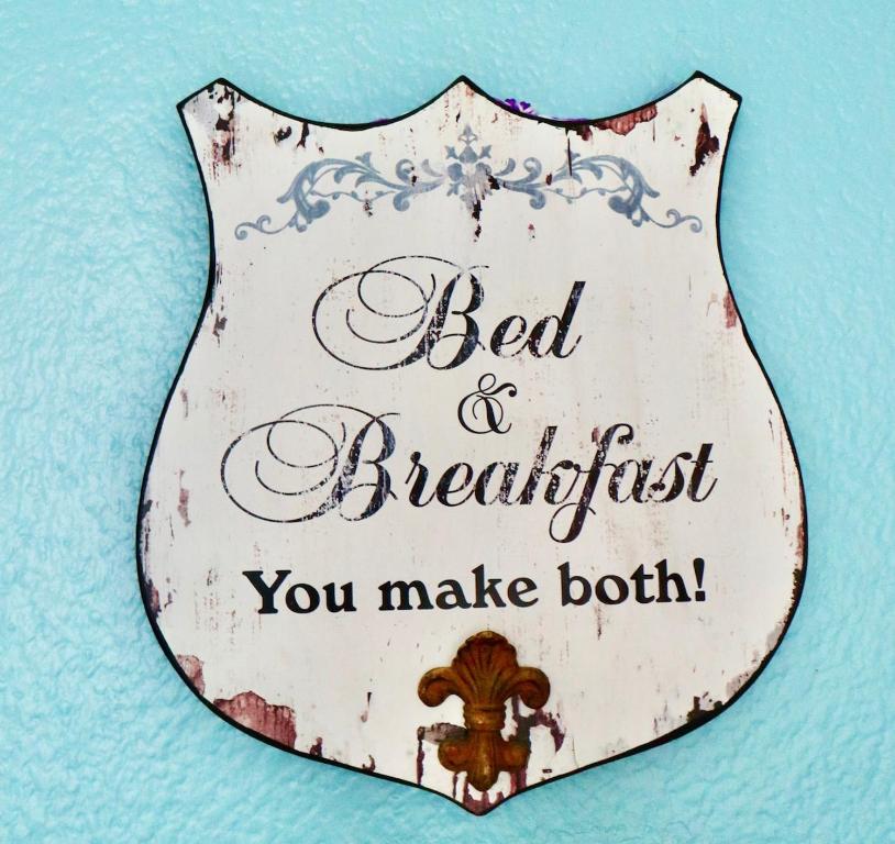 a sign that says bed and breakfast you make both at Casita Escondida in Mérida