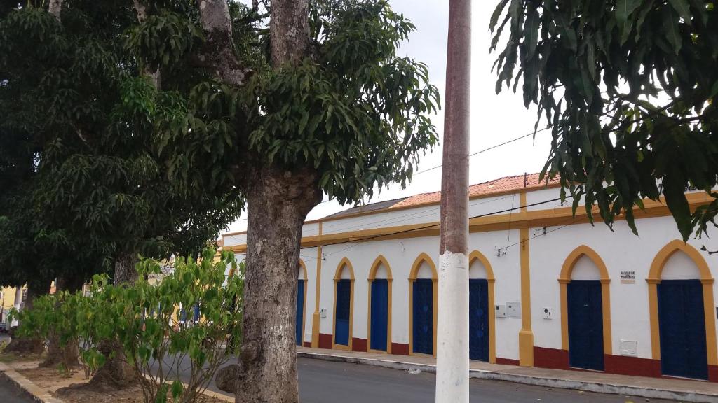 ein Gebäude mit zwei Palmen davor in der Unterkunft Flat Matriz in Viçosa do Ceará