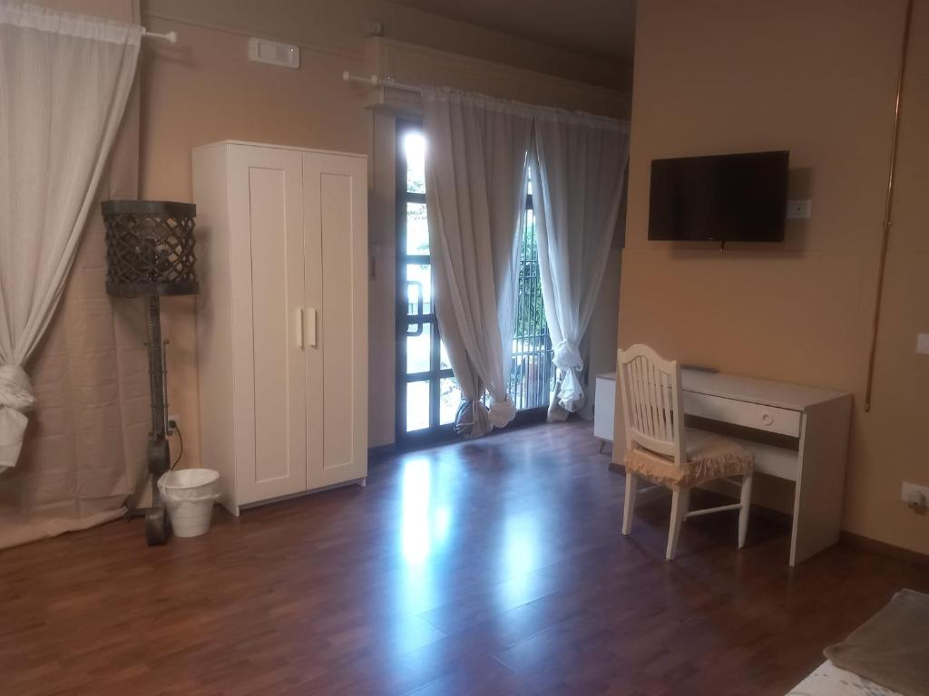 a living room with a desk and a television at Baby Home in Dalmine