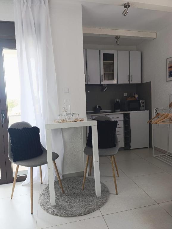 a white table and chairs in a kitchen at Fewo Saric Vir in Vir