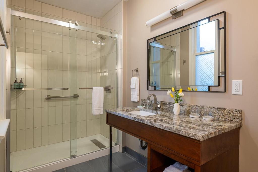 La Tourelle Inn & Spa - Standard King Room