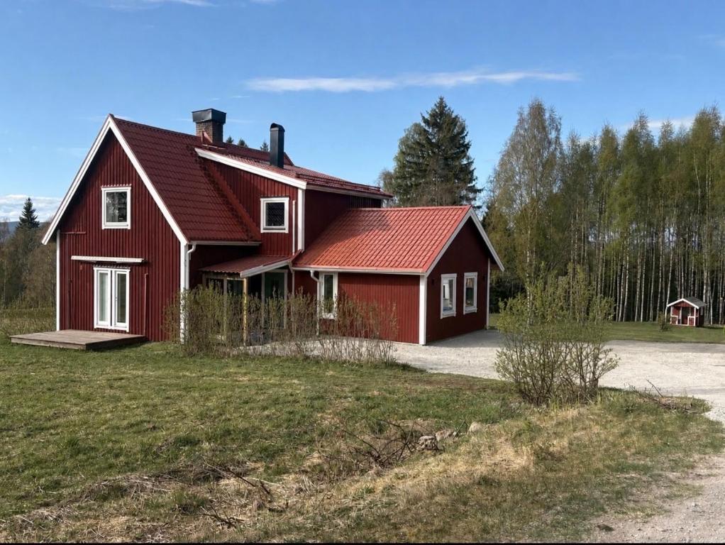 a red house with a red roof at Hus Orsa in Orsa