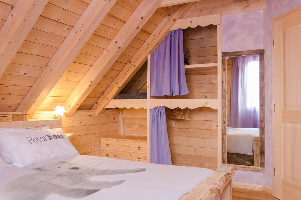 Postel nebo postele na pokoji v ubytování Dolomiti Village